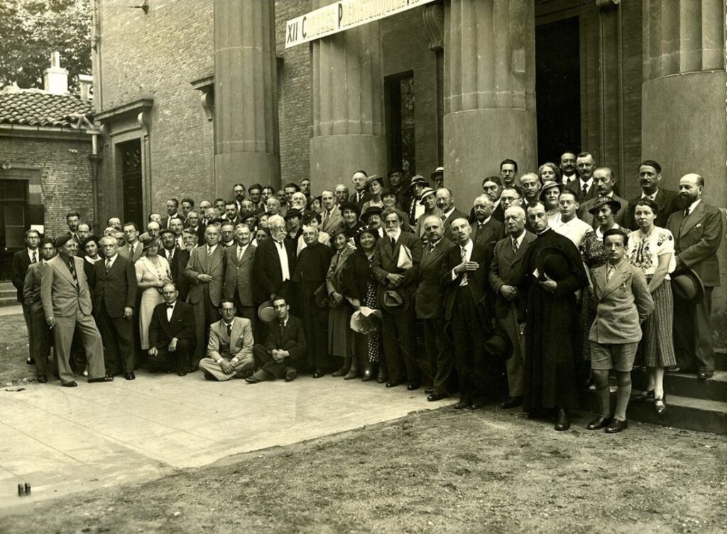 Devant l'entrée du muséum en 1936