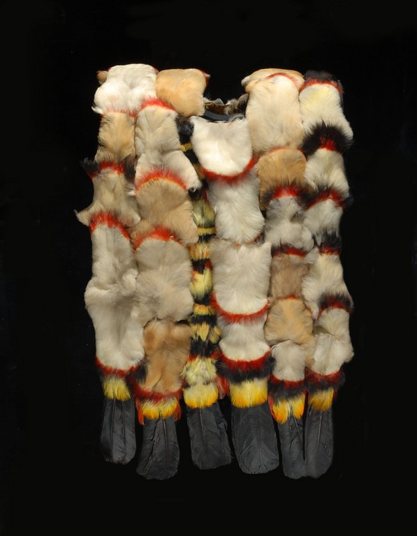 Tunique en plumes de toucan, Amérique du Sud, collections muséum de Toulouse