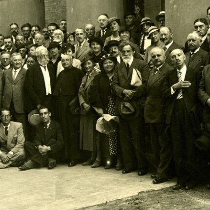 Devant l'entrée du muséum en 1936